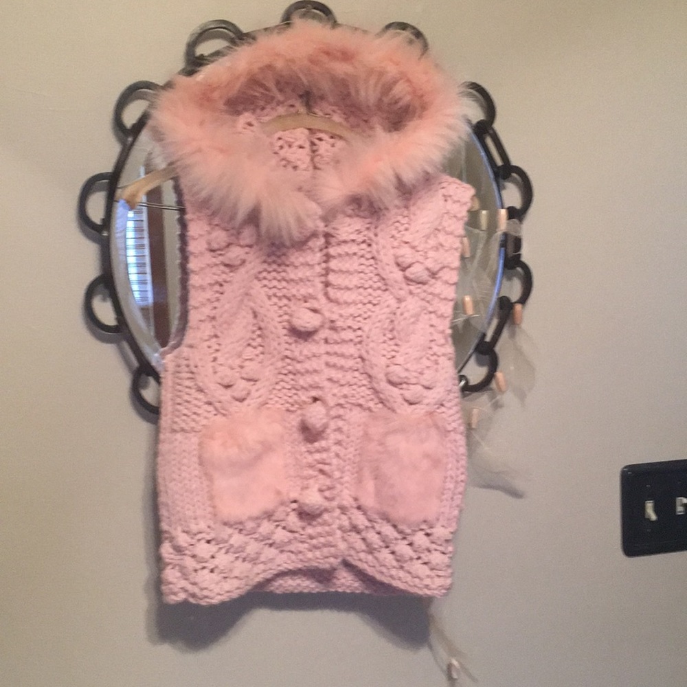 Sleeveless knitted hooded sweater